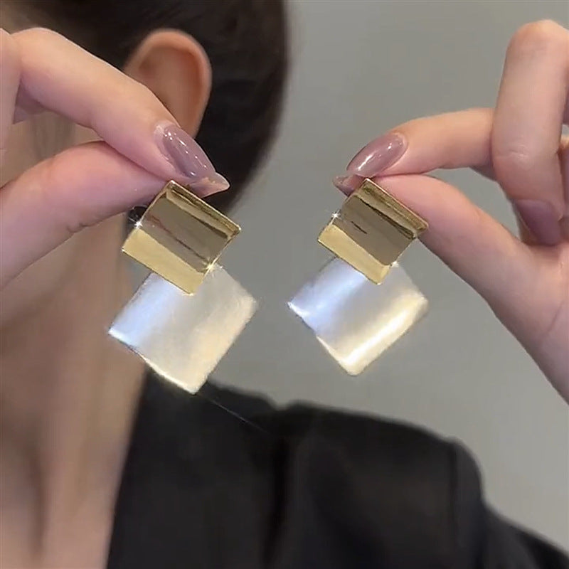 Vierkante contrasterende oorbellen