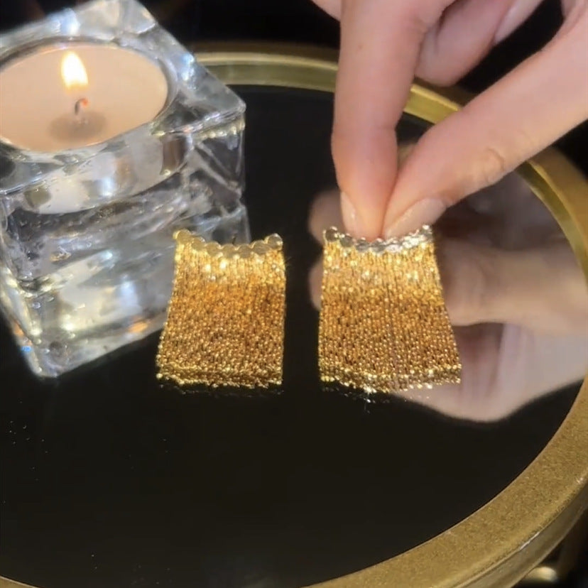 Lange oorbellen met gebogen staaf en kwast