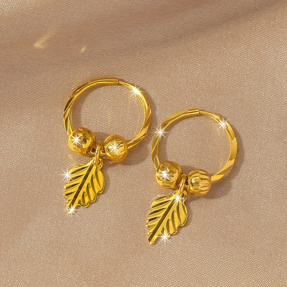 Paar Vergulde Holle Steroorbellen met Bloemenmotief & Kralen