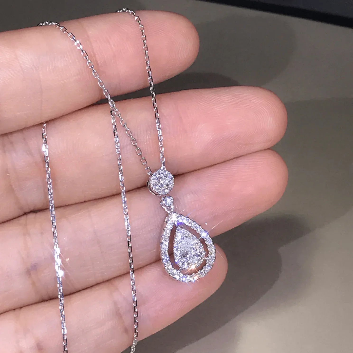 Charlotte Peervormige Druppelketting