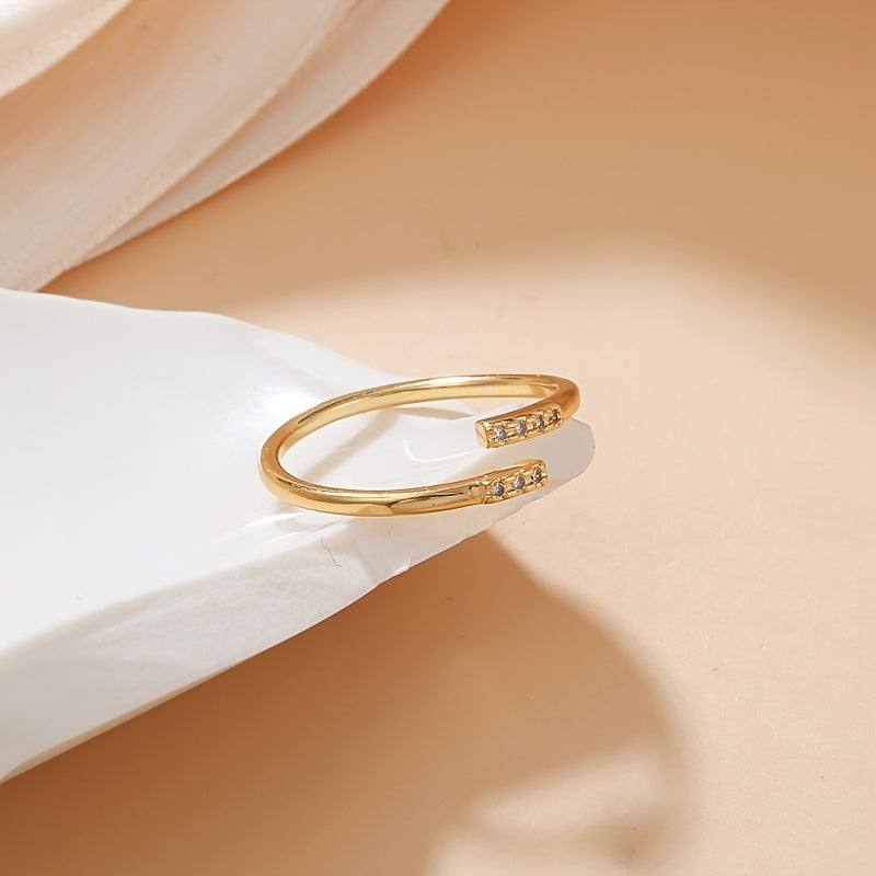 Gouden Gebogen Stralingsring – Elegantie met Sprankelende Cubic Zirkonia