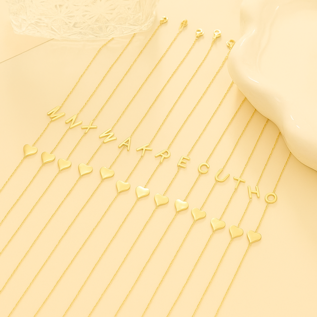 Fijne Gouden Chokerketting met Zijwaartse Initiaal & Hart – A–Z Letters voor Dames