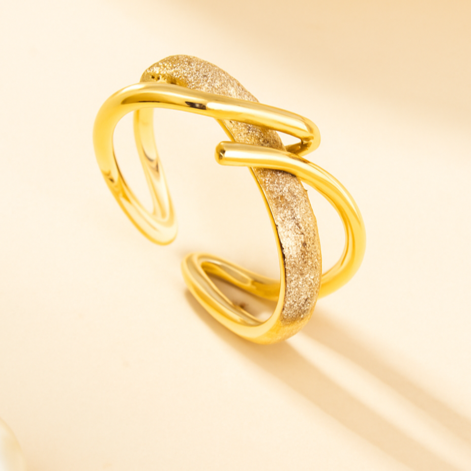 Elegante Goudkleurige Koperen Ring met Synthetische Zirkonia