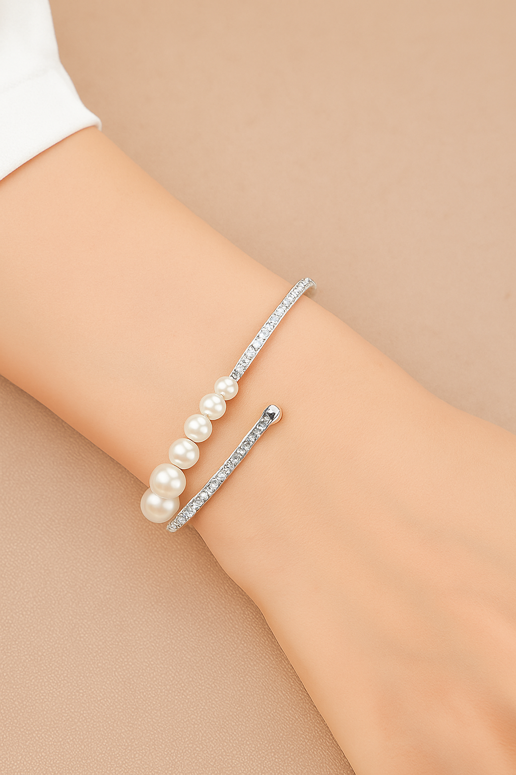 Elegante Strass Manchet Armband met Parel Accenten