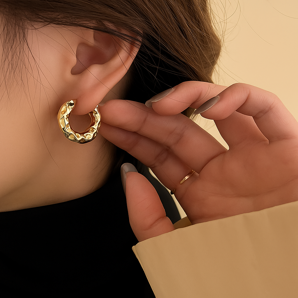 Elegante Geplooide Mini Hoepeloorbellen in Warm Koper