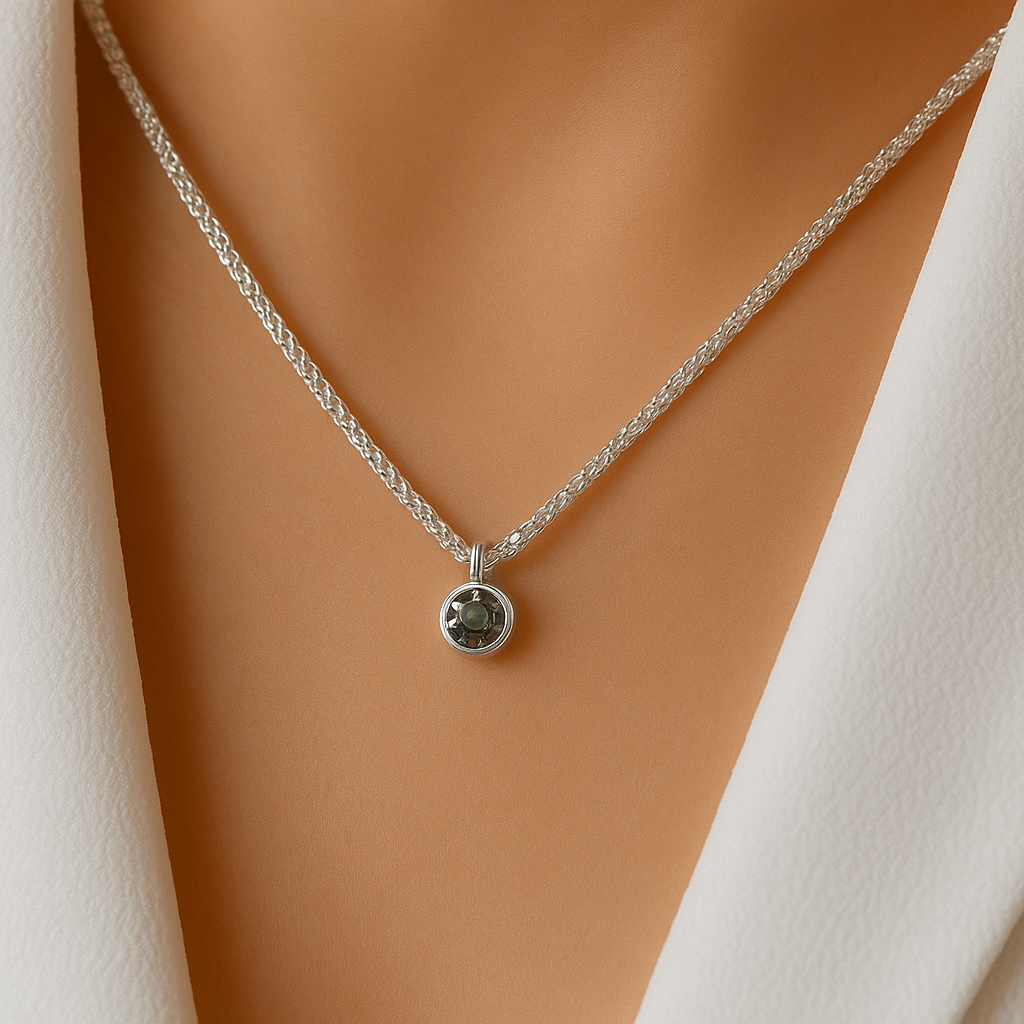 Zilveren Sterrenketting met Olijfgroene Glans – Lichte Luxe Zomerstijl