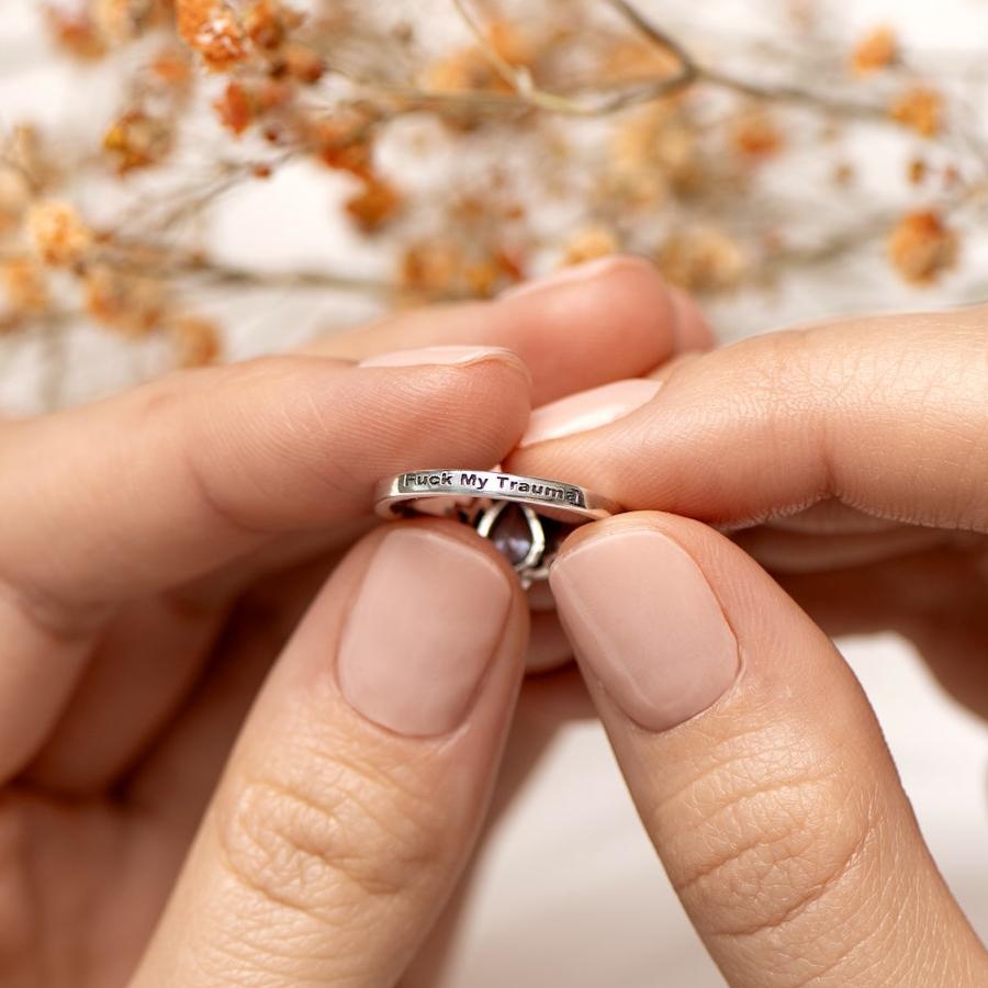 F♡ck My Trauma Ring – Lotus Symbool van Heling