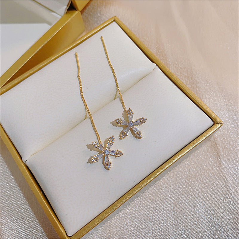 Glanzende diamanten bloemenoorbellen