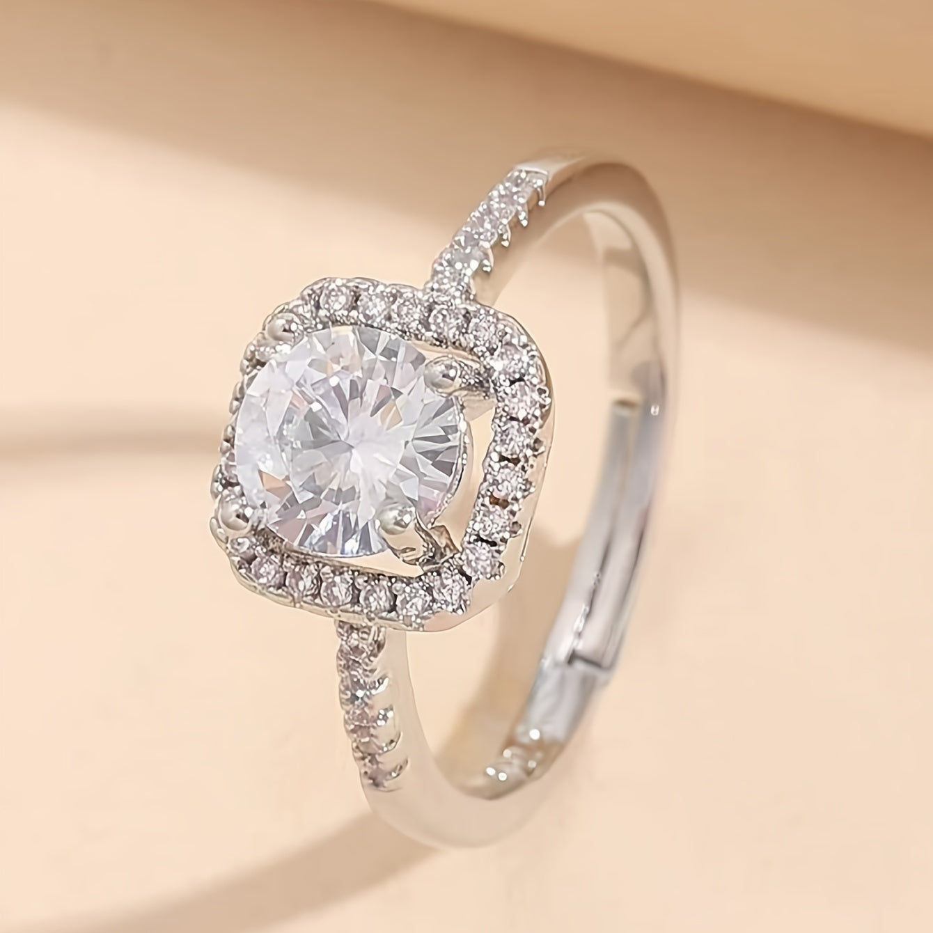 Elegante Verstelbare Vierkante Witgoudgeplateerde Ring met Synthetische Zirkonia