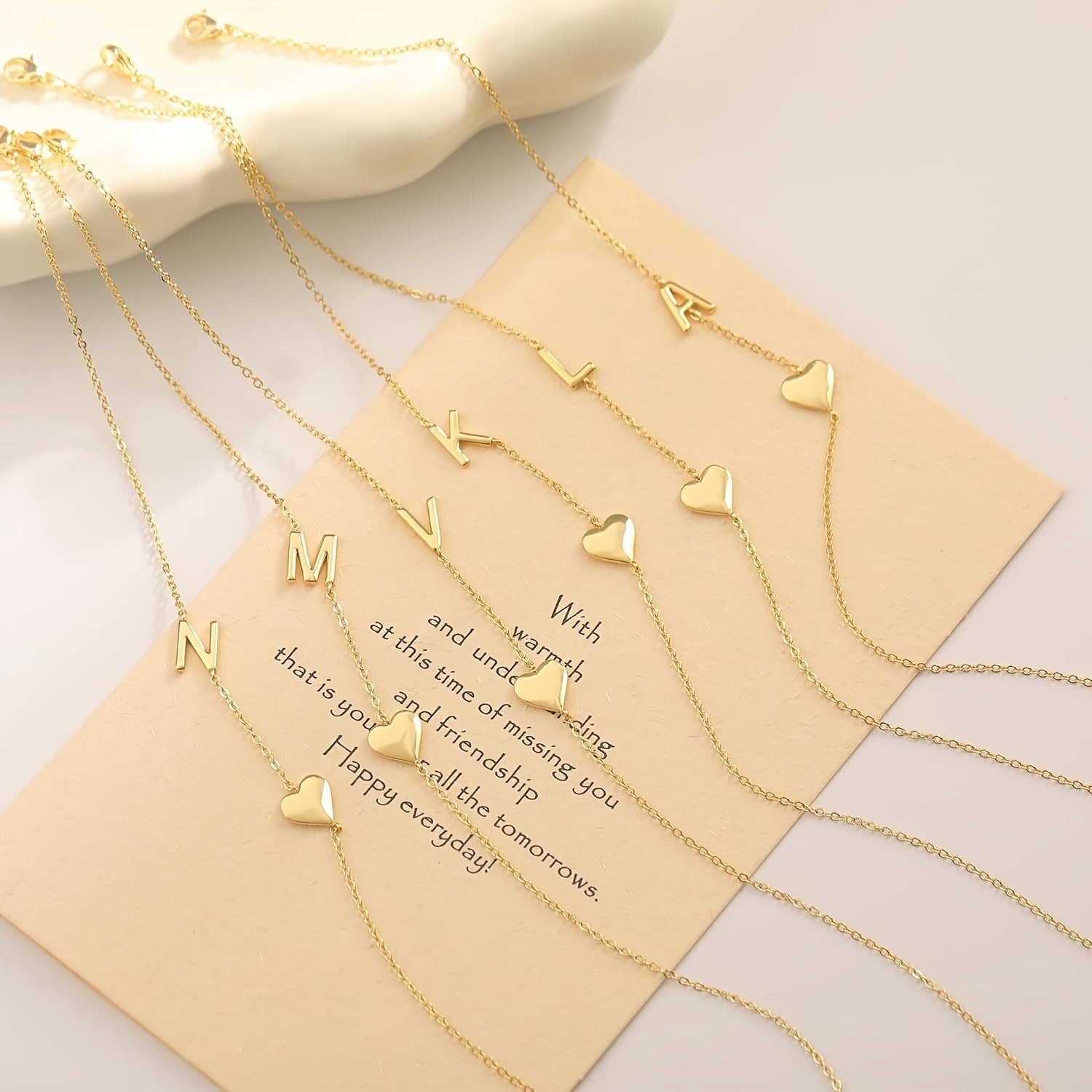 Fijne Gouden Chokerketting met Zijwaartse Initiaal & Hart – A–Z Letters voor Dames