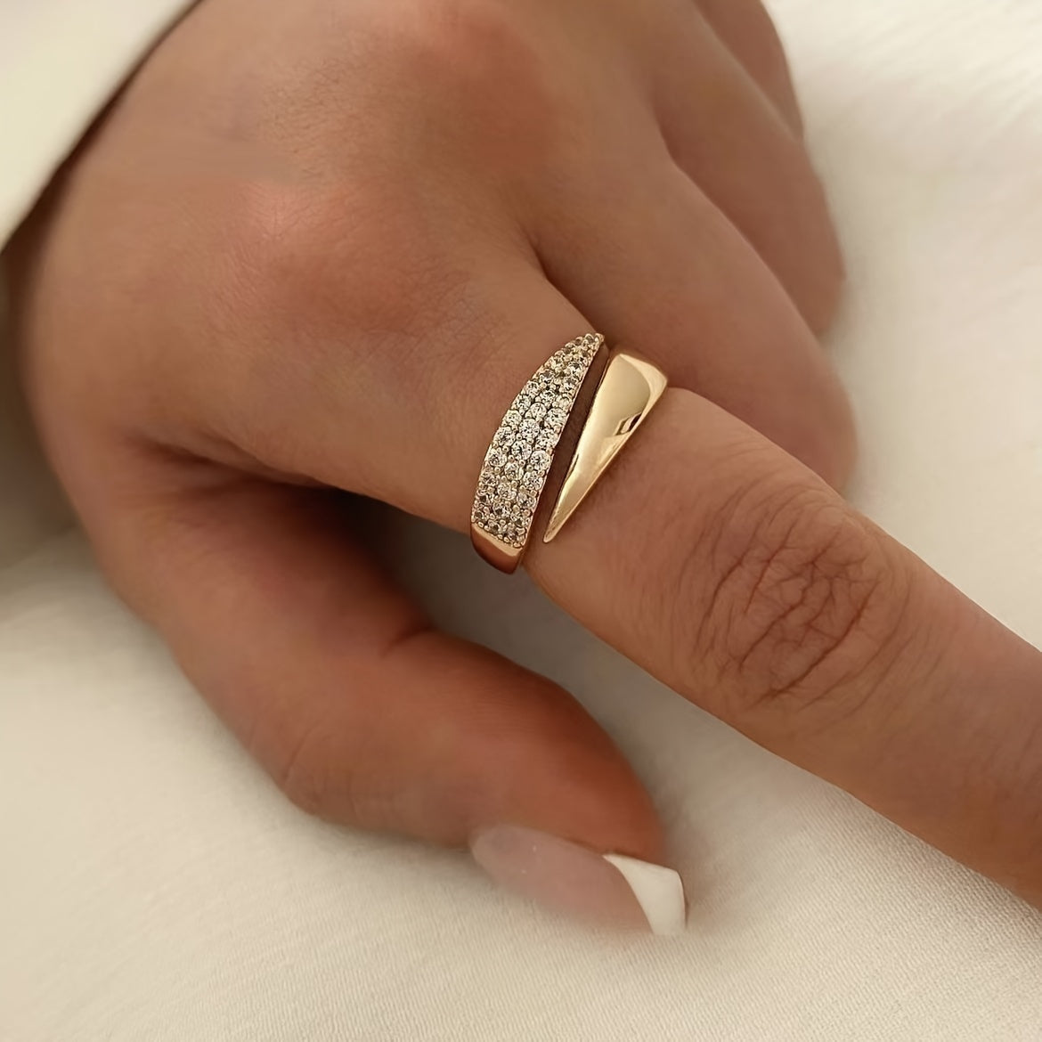 One Piece Pointed Wing Design Copper Inlaid Synthetic Zirconia Open Ring Suitable for Women's Daily Wear