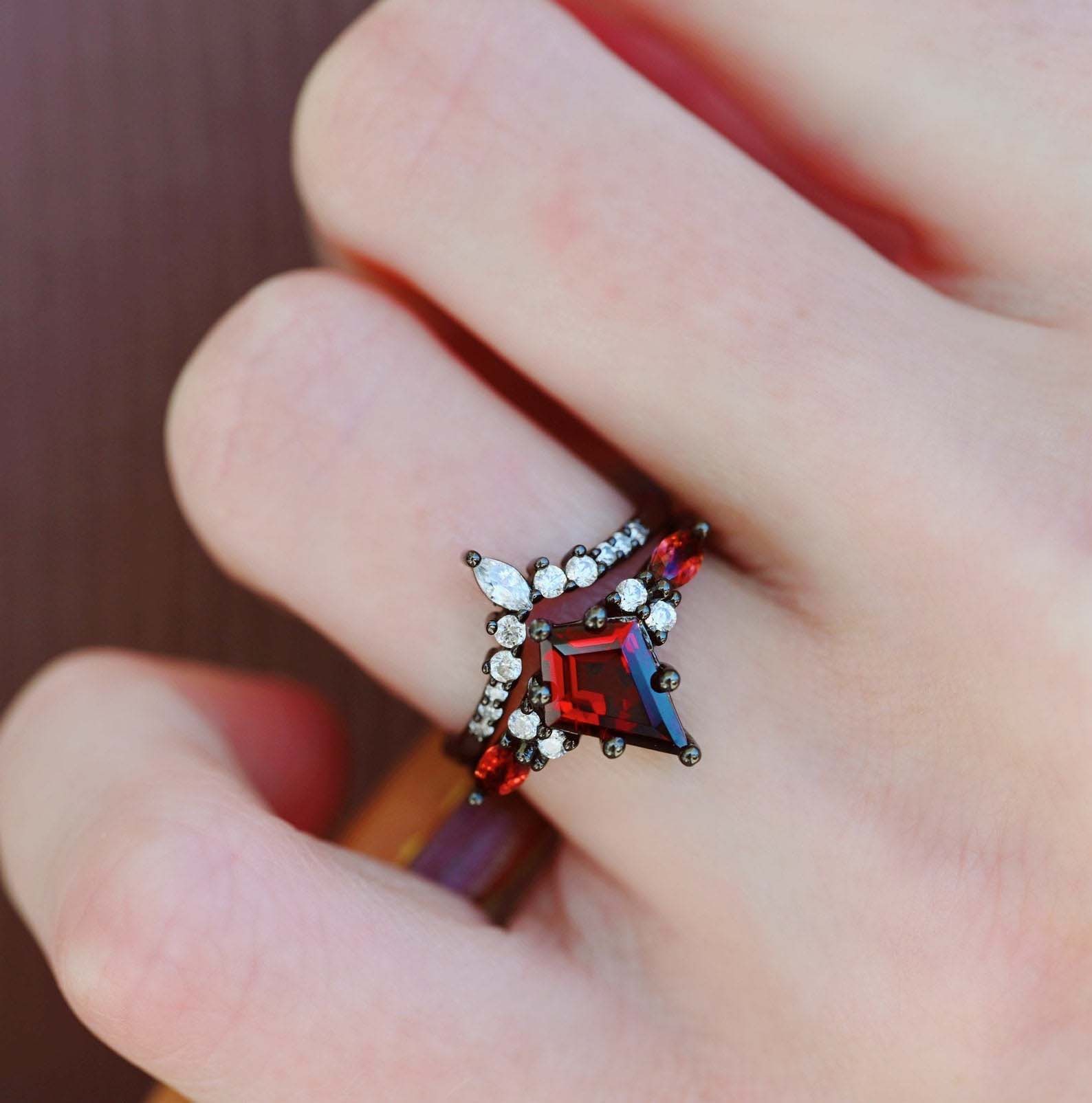 Skye Granaat Trouwringenset – Bijpassende Ringen voor Haar & Hem