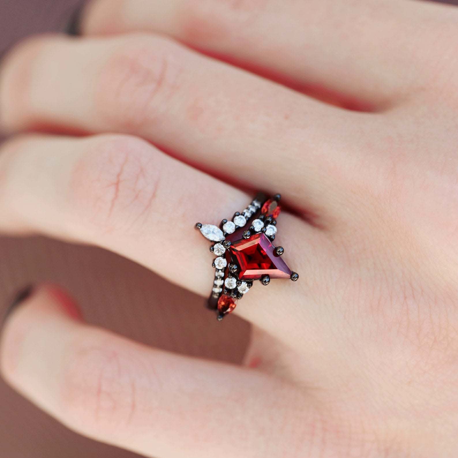 Skye Granaat Trouwringenset – Bijpassende Ringen voor Haar & Hem